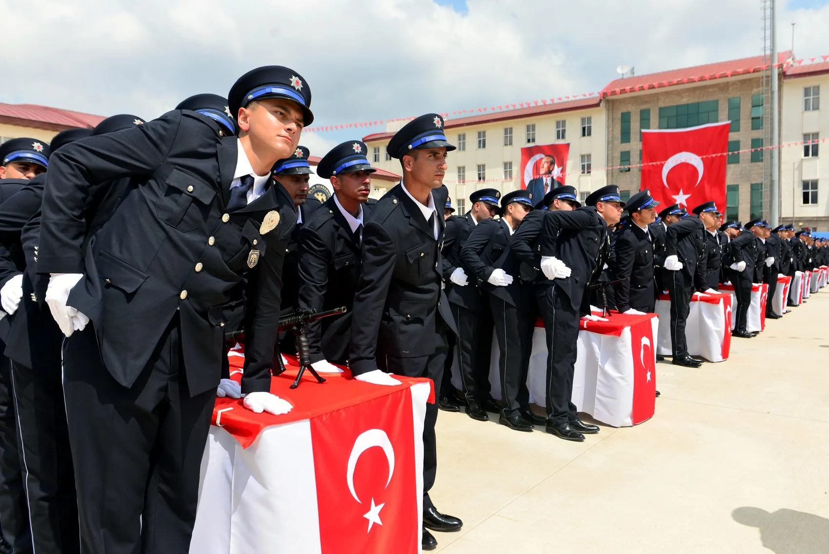 Adana'da polis mezuniyetinde sürpriz evlilik teklifi