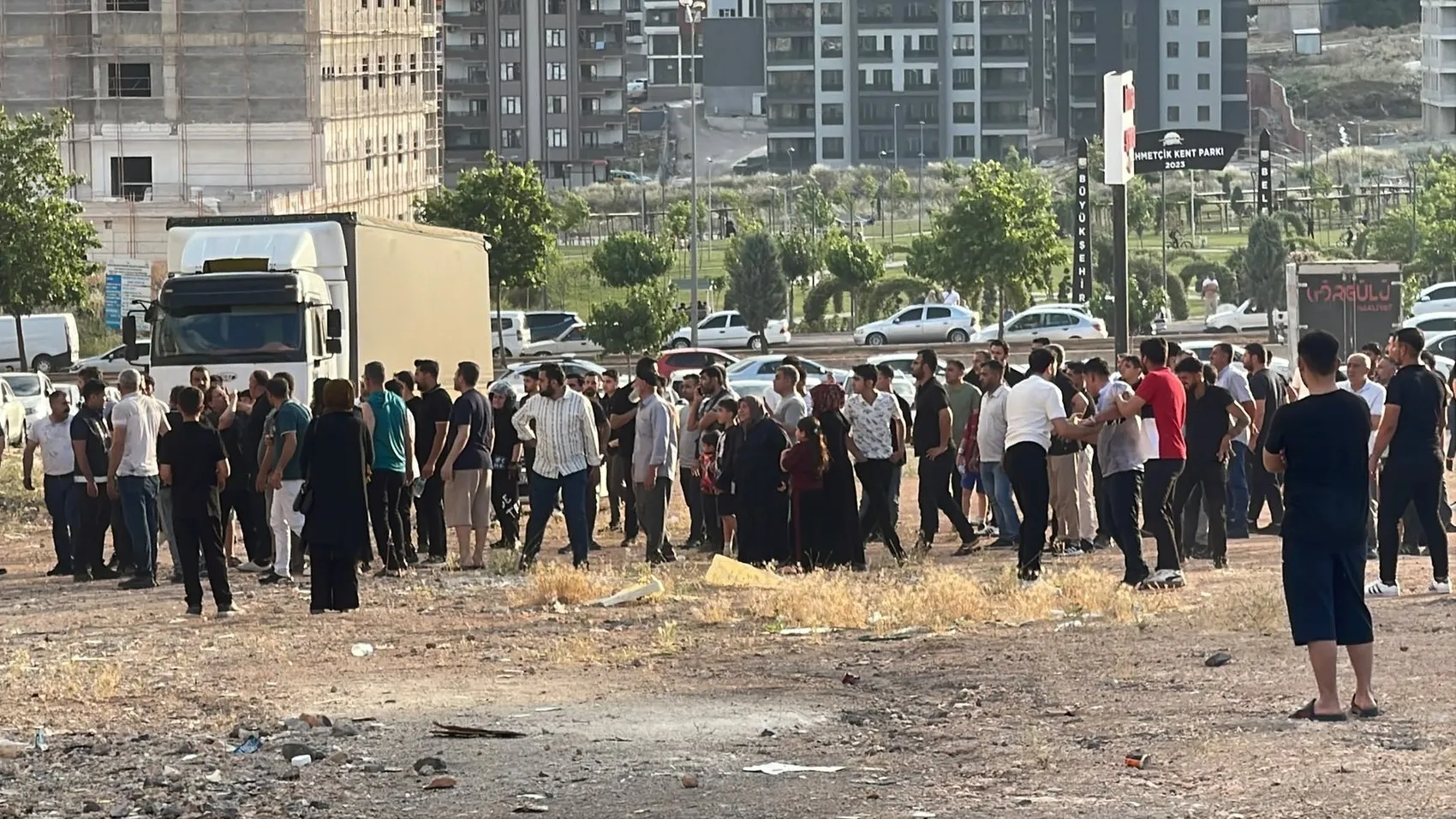 Şanlıurfa'da 10 katlı binanın altında korkutan yangın