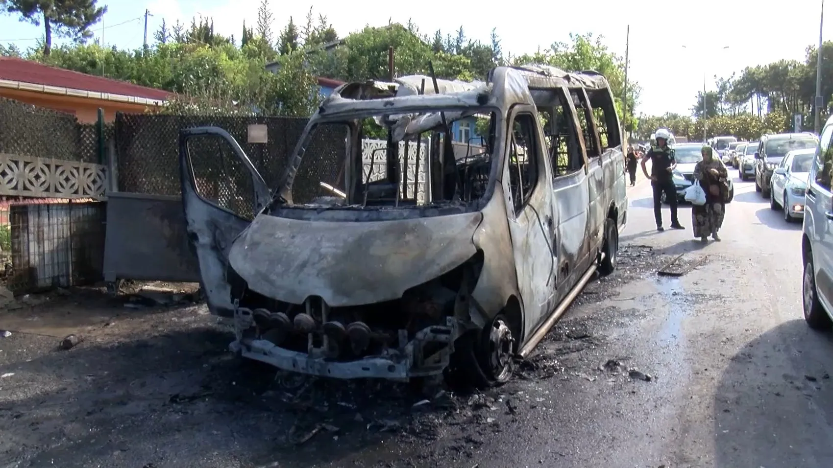 Ümraniye’de yolcu minibüsü seyir halindeyken yanarak kullanılamaz hale geldi