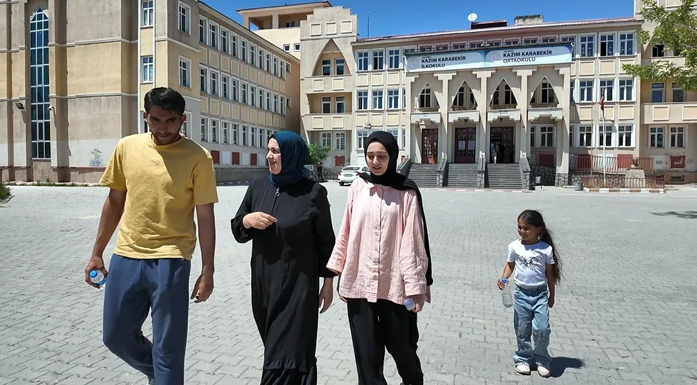 Van'da anne ve iki çocuğu üniversite sınavında yan yana