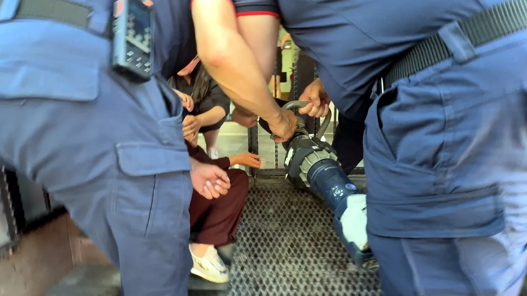 Avcılar’da talihsiz kaza İtfaiye parmağı sıkışan anneyi kurtardı