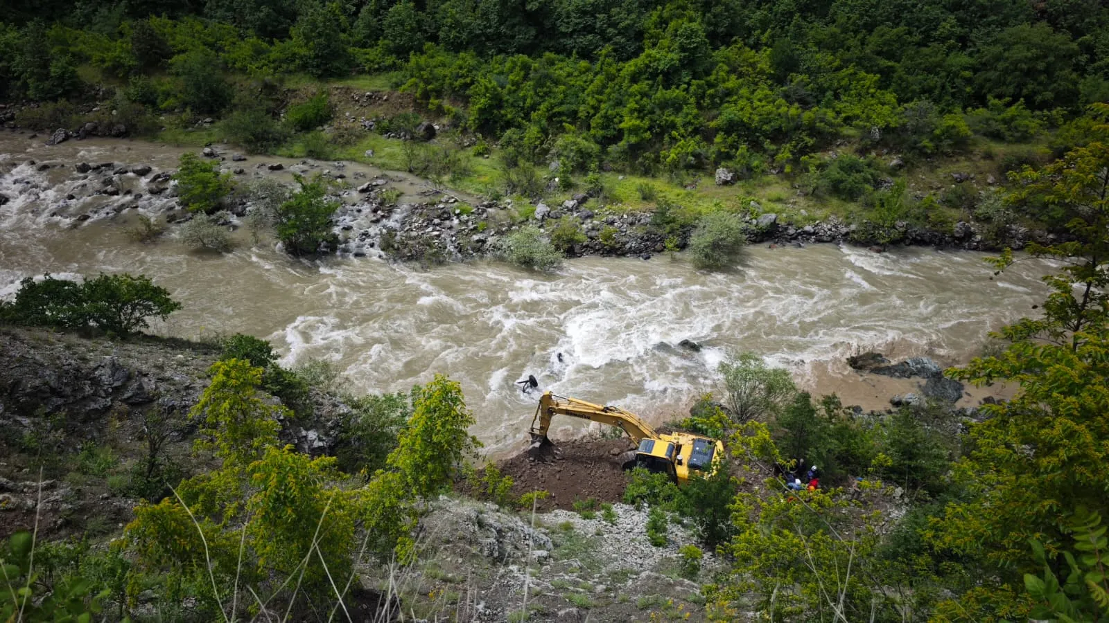 Çoruh Nehri yuttu baba ve oğul kayıp