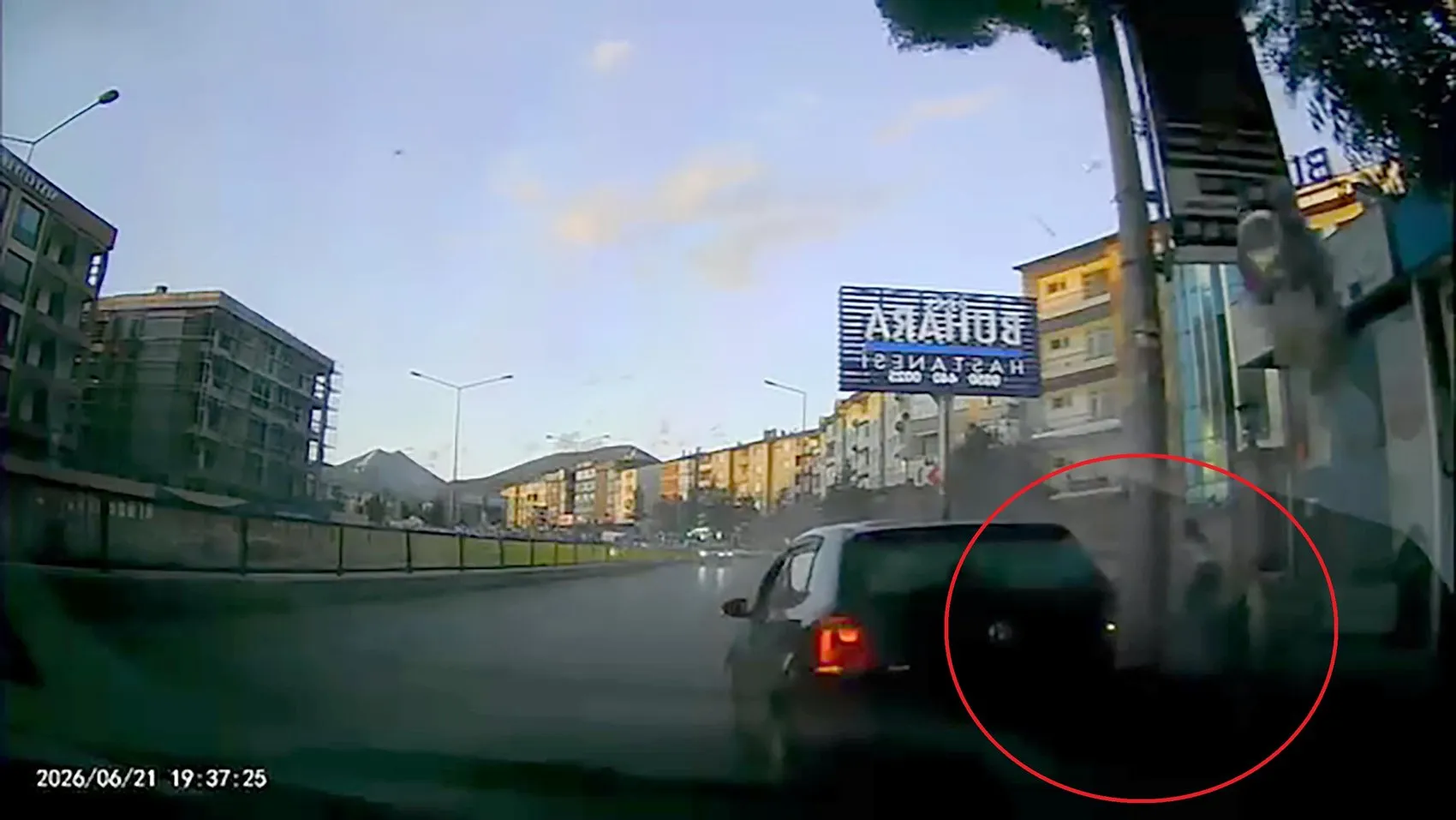 Erzurum'da kontrolden çıkan araç kaldırımdaki iki kadını kıl payı ıskaladı