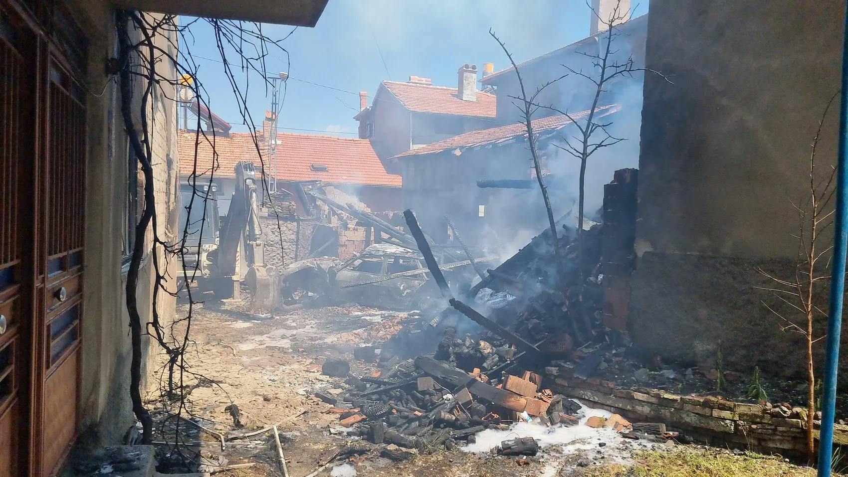 Kütahya Domaniç'te evlerin bahçesinde başlayan yangın mahalleyi birbirine kattı