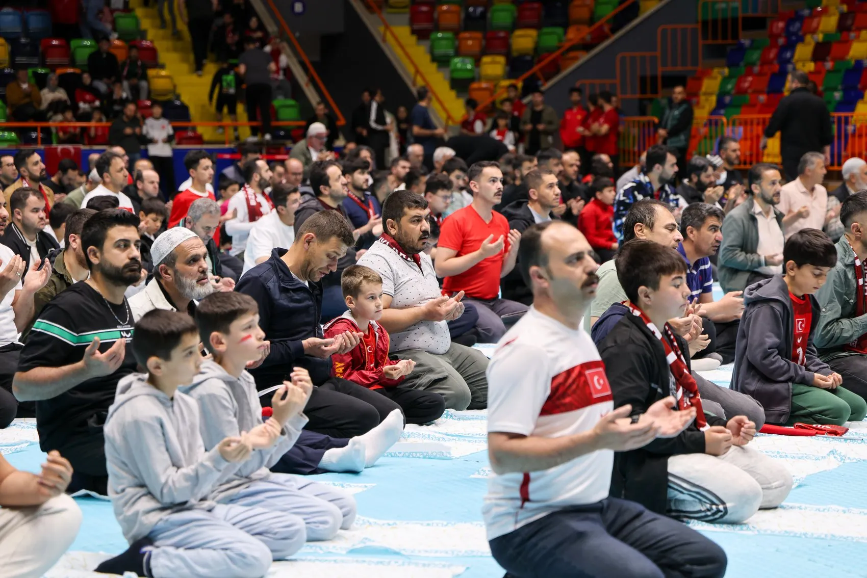 Konyalılar milli maç için sabahın köründe salona koştu