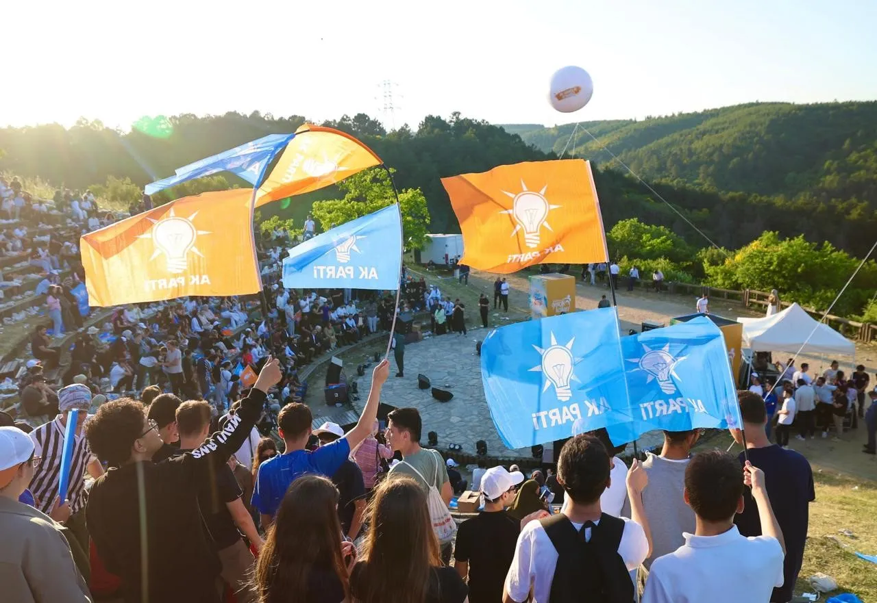AK Parti gençleri Sultangazi'de düzenlenen yaz şöleninde bir araya geldi
