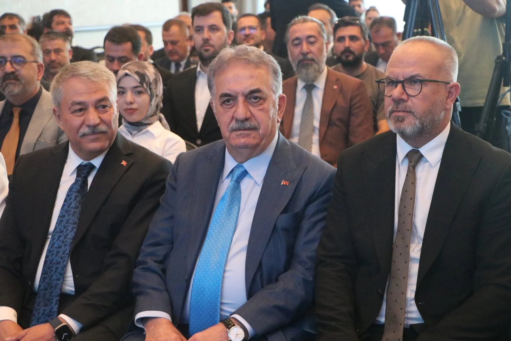 AK Parti'den yeni anayasa için referandum sinyali