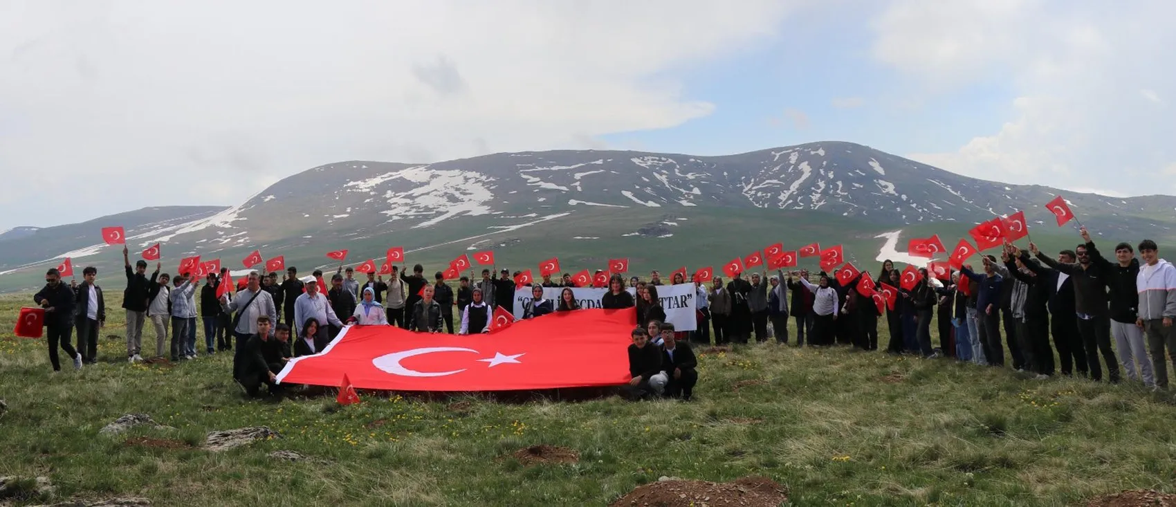 Erzurumlu gençler Sarıkamış şehitleri için zirveye yürüdü