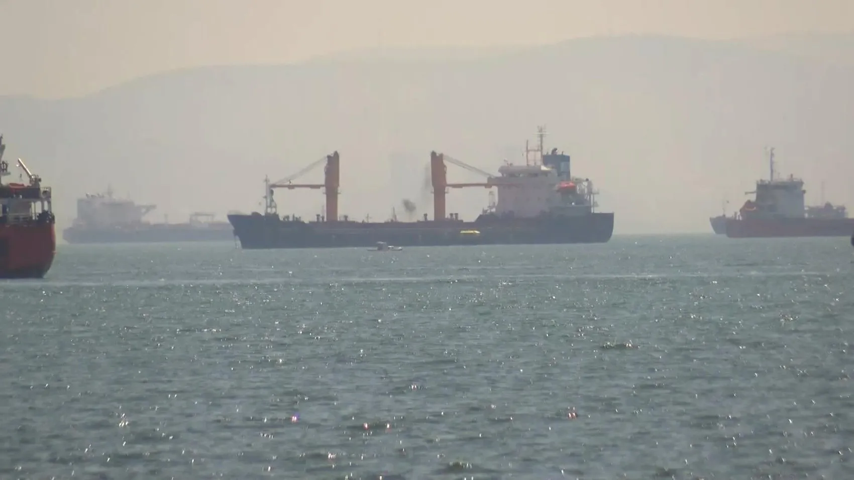 Zeytinburnu açıklarında 10 aydır mahsur kalan denizciler kurtarıldı