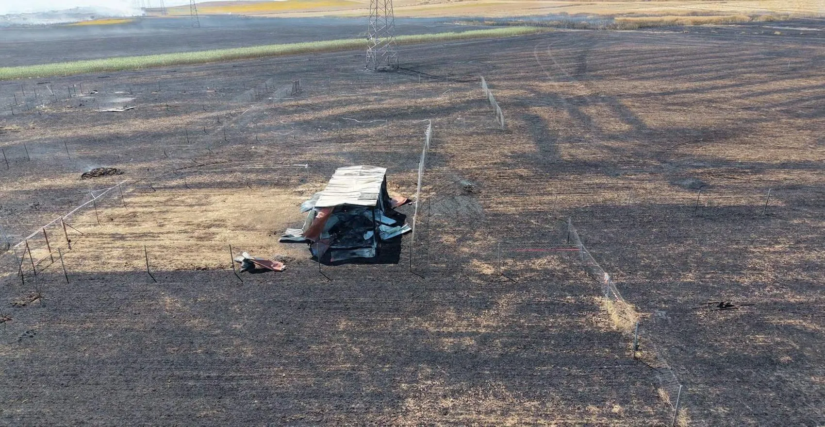 Tekirdağ’da tarla yangını Baraka ve karavanlar kül oldu