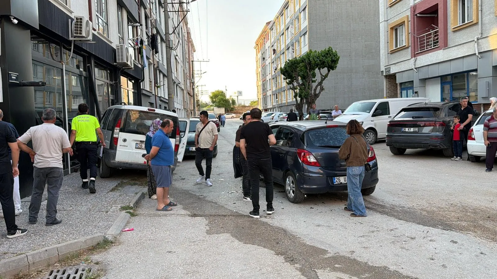 Eskişehir’de kontrolden çıkan araç dükkan duvarına çarptı