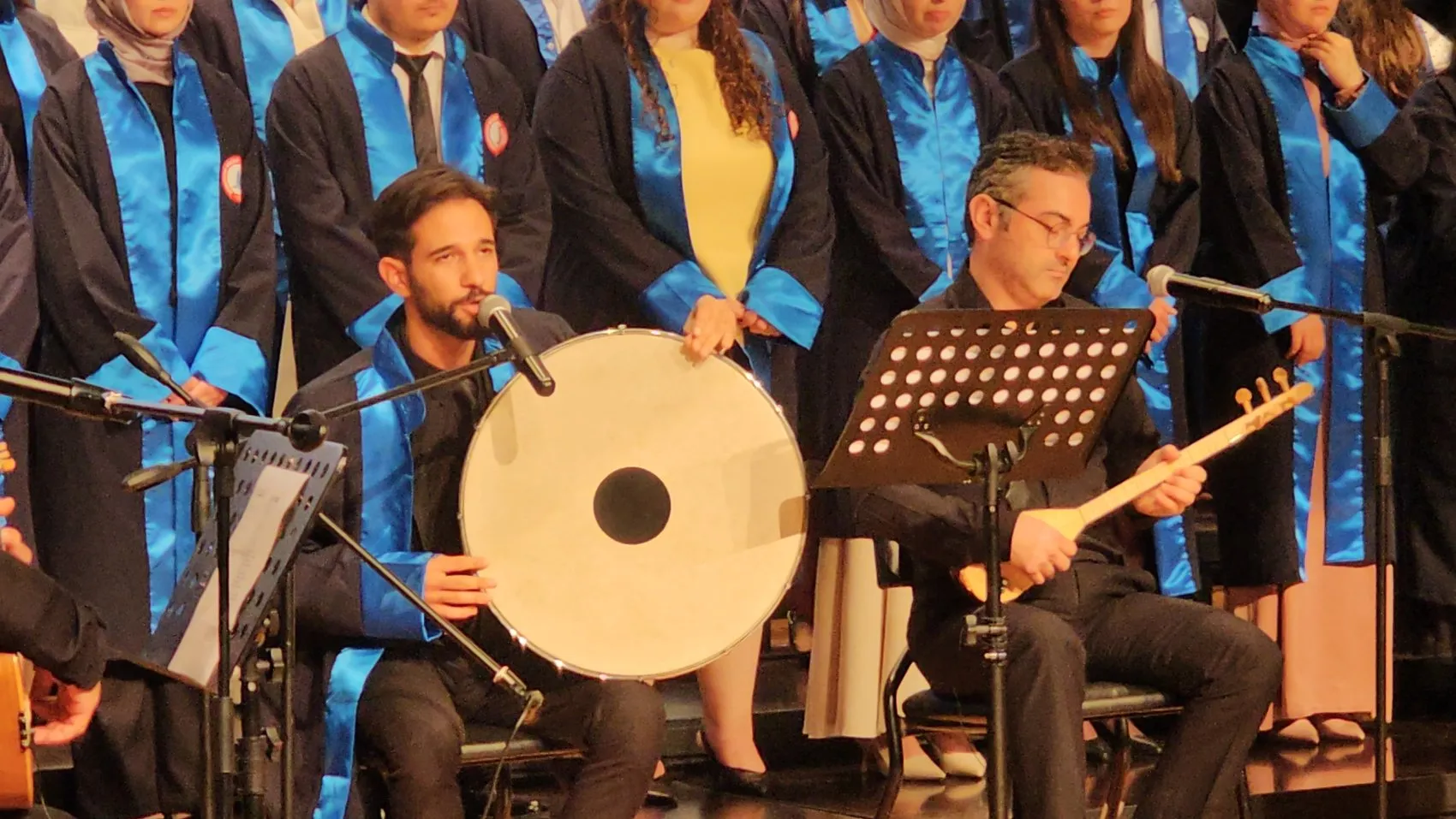 Zonguldak’ta sıra dışı mezuniyet Diplomasını almadan sahneye çıktı