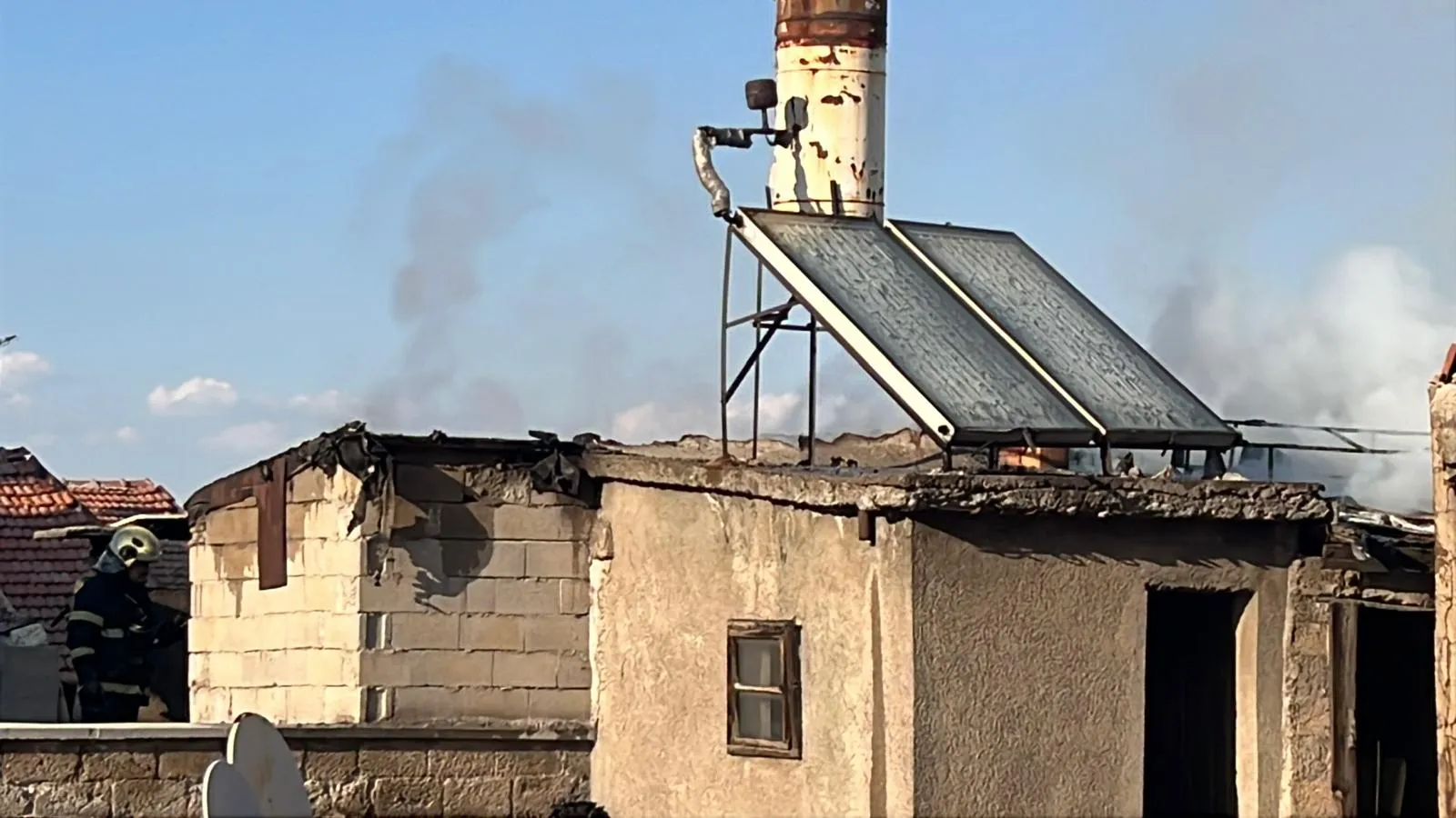 Nevşehir’de bir binanın çatısı alevlere teslim oldu