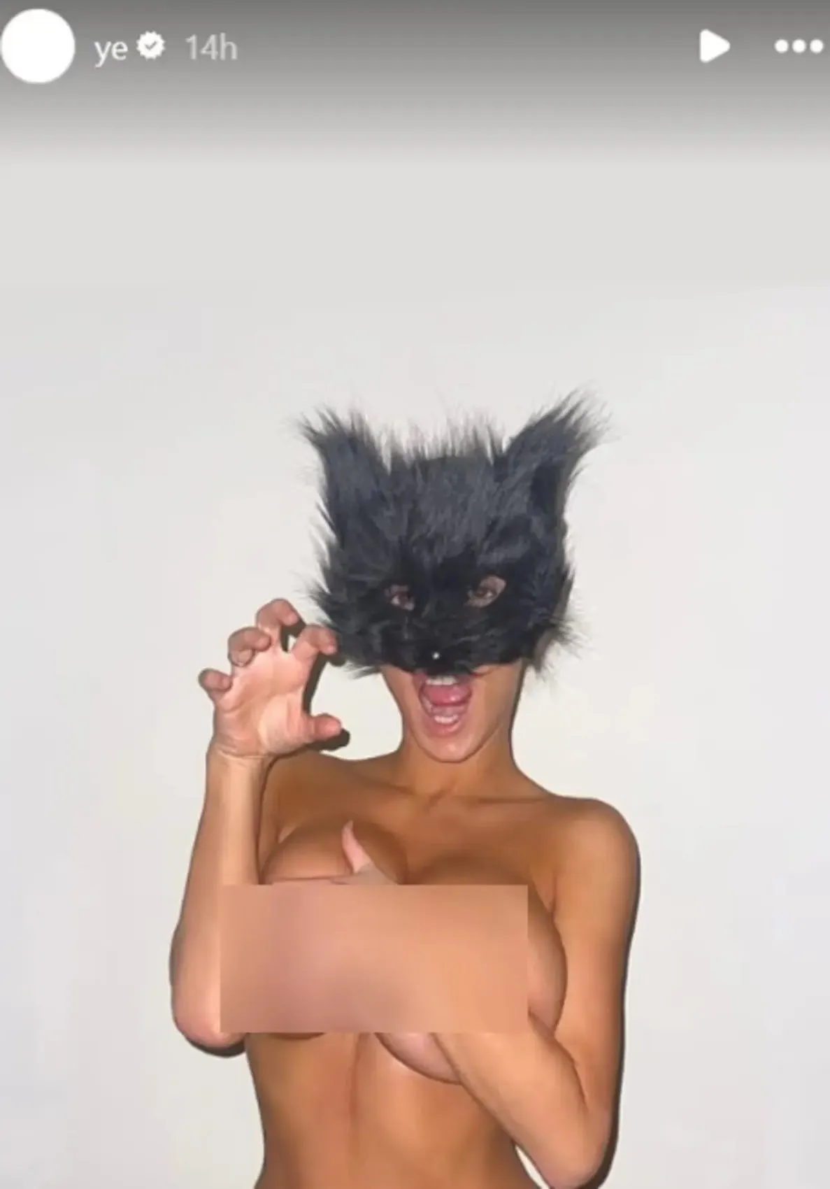 Kanye West eşi Bianca Censori nin üstsüz pozunu paylaştı! 1