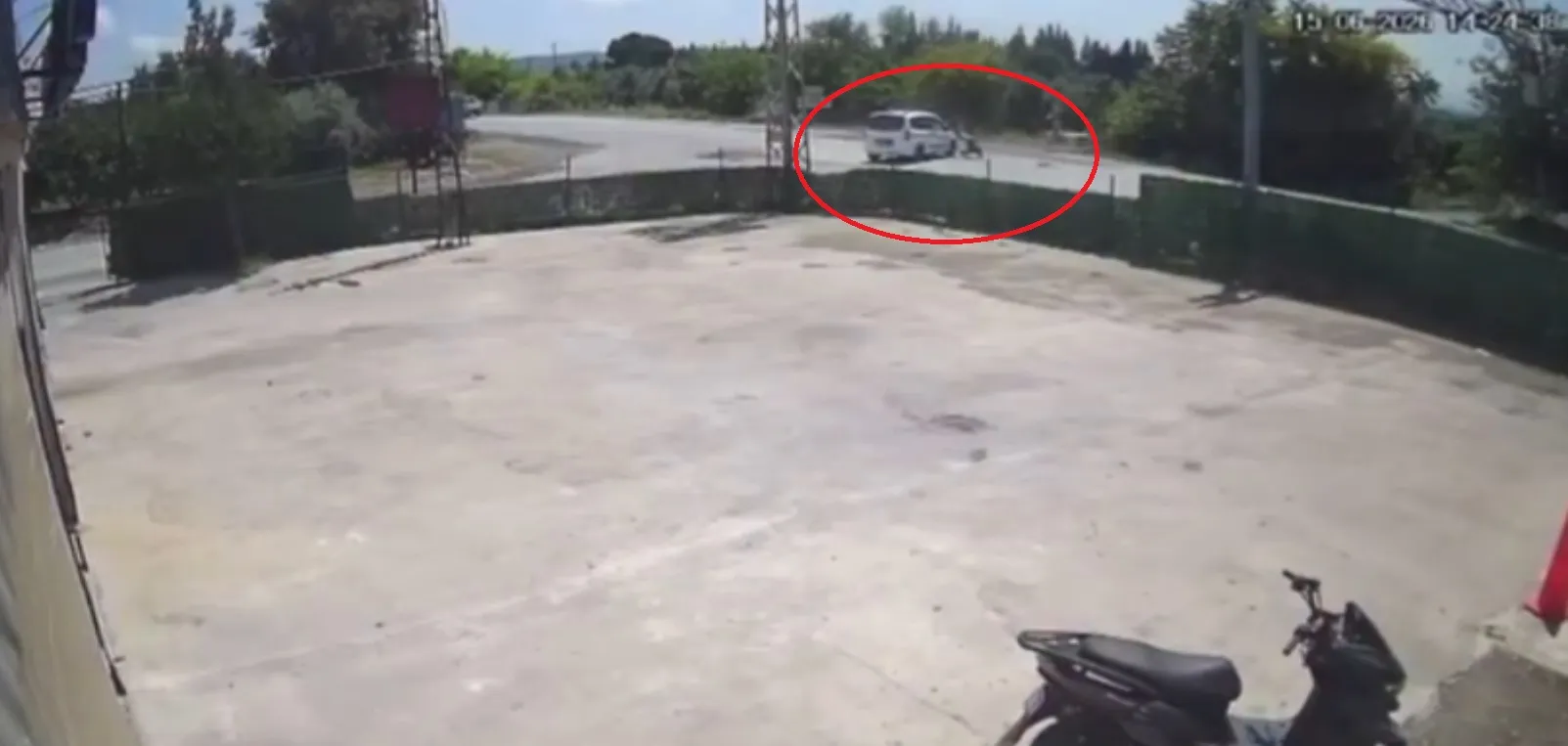 Hatay Erzin’de motosiklet kazası kamerada