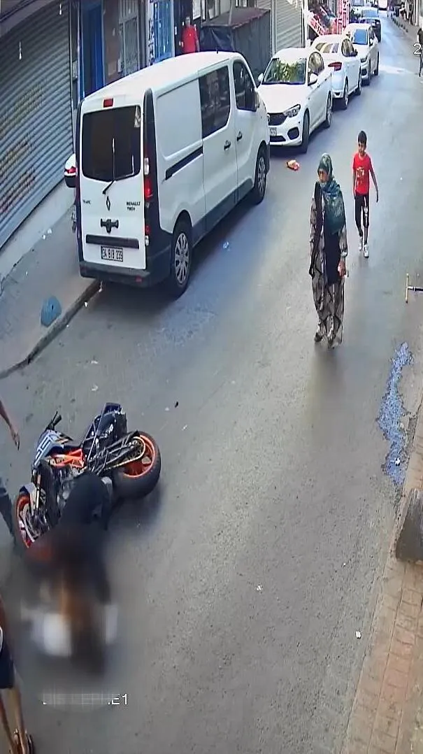 Beyoğlu’nda skuterli çocuğa motosiklet çarptı