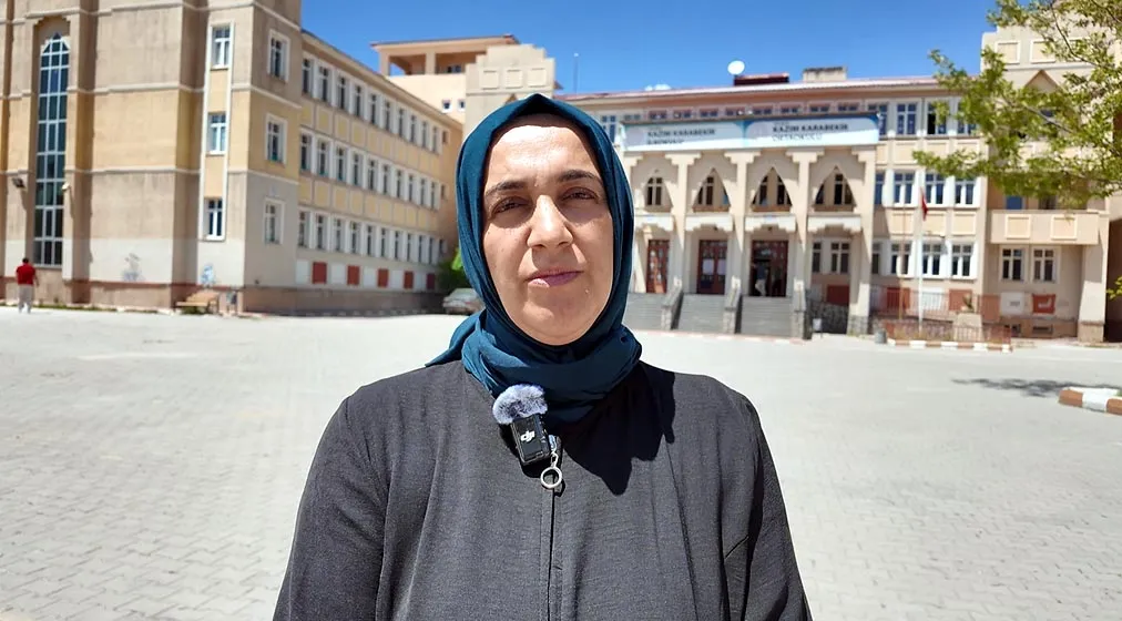 Van'da anne ve iki çocuğu üniversite sınavında yan yana