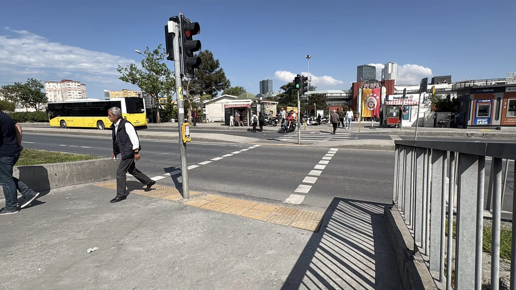 Şişli'de yaya geçidinde hız felaketi