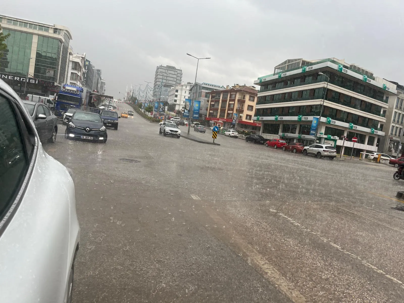 Ankara'da aniden bastıran dolu trafiği felç etti