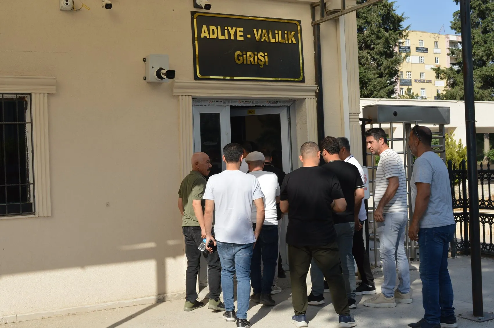 Mardin'de 80 aile aynı dairelerin başkasına satılmasıyla mağdur oldu