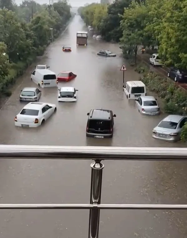 Ankara'da sağanak yolları göle çevirdi araçlar yolda kaldı