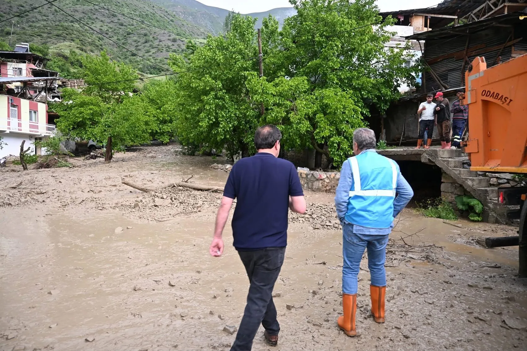Erzurum Tortum'da toprak kayması yolları kapattı