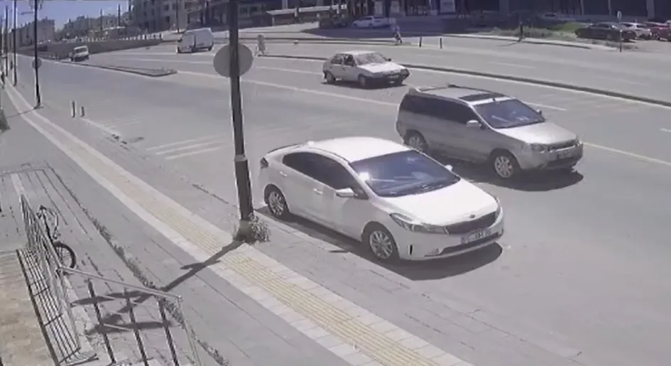 Sivas'ta elektrikli bisiklet sürücüsü kamyonet çarpması sonucu ağır yaralandı