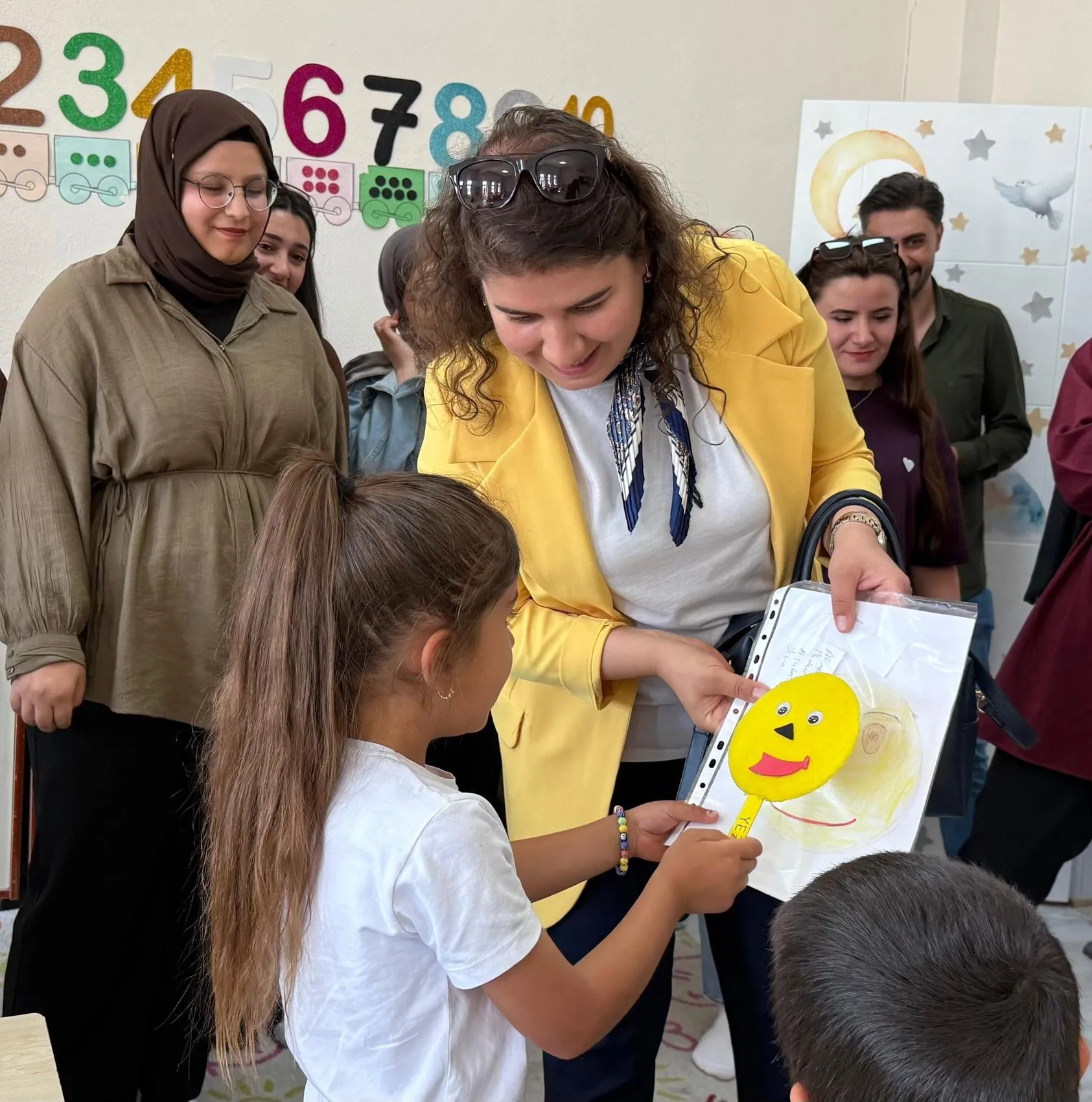 Miniklerin kağıda döktüğü hayaller üniversiteli abla ve abileriyle canlandı