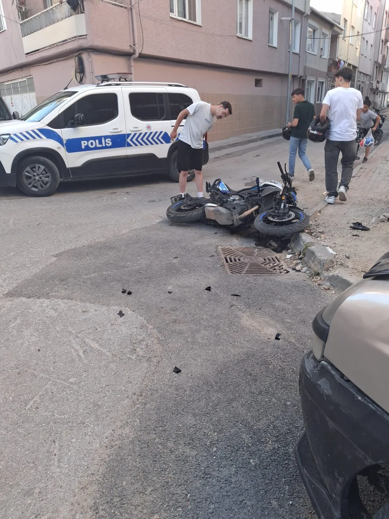 Gemlikte trafik kazası genç sürücüyü hastanelik etti