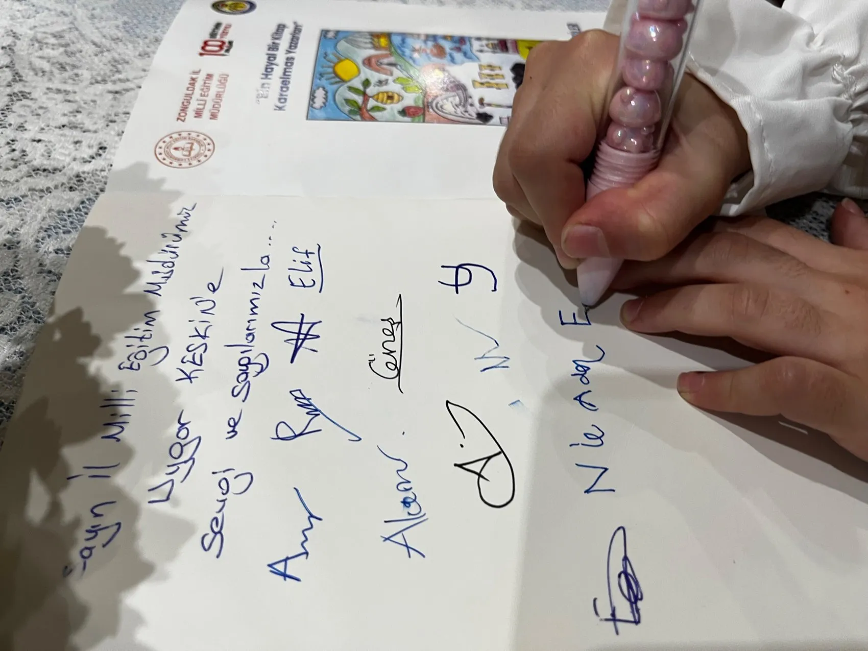 Zonguldaklı çocuklar kendi kitaplarını yazıp imza günü düzenledi