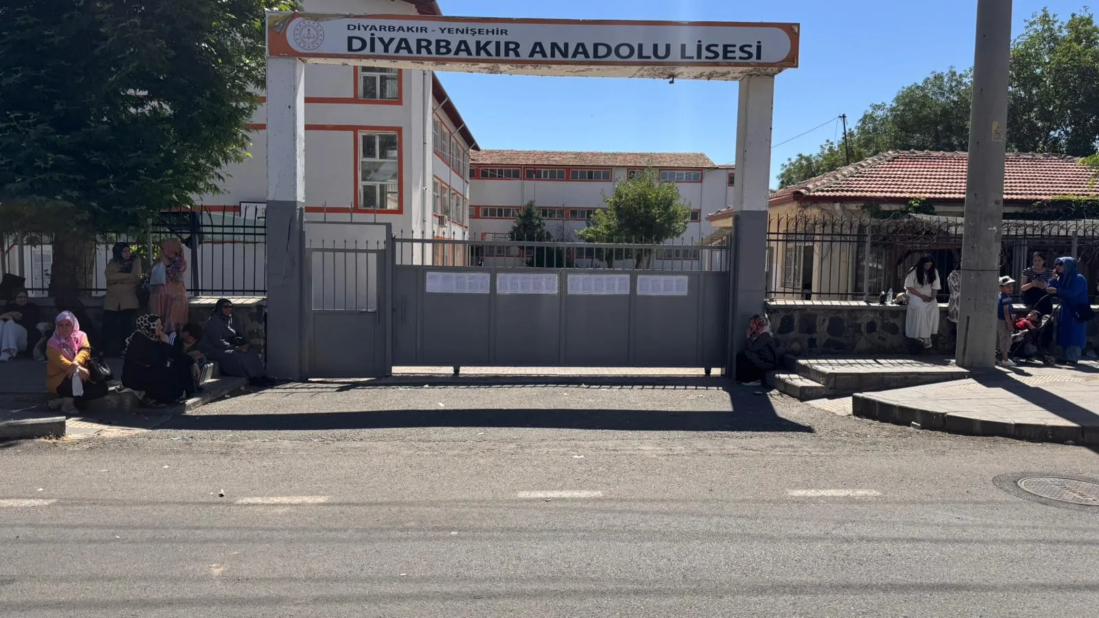 Diyarbakırda okul karmaşası yaşayan 25 öğrenci sınava polis yardımıyla yetişti