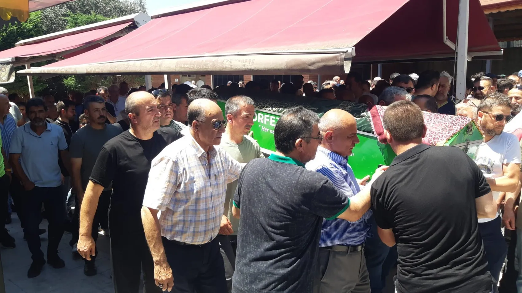 Sakarya’daki trafik kazasında yaşamını yitiren anne ve kızı defnedildi