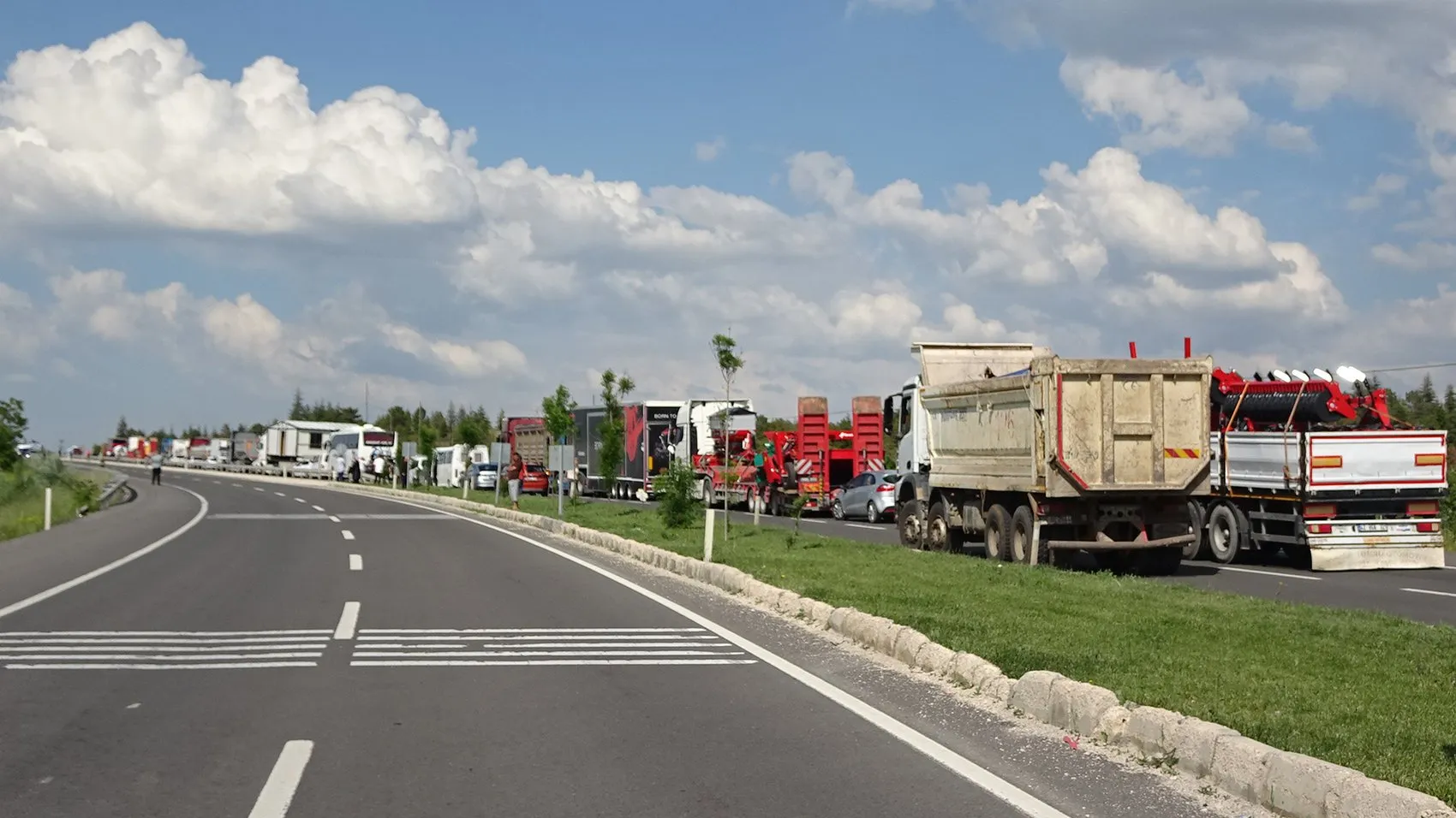 Aksaray yolunda yanan TIR ormanlık alana sıçradı