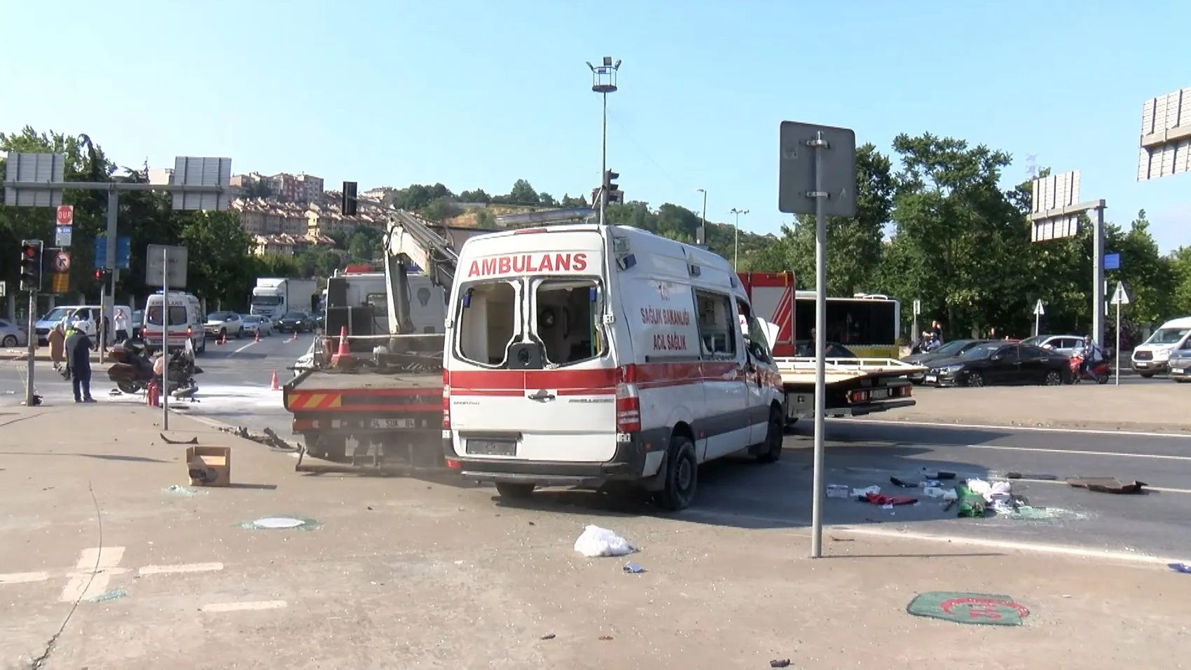 Kağıthane'de ambulans ile motosiklet çarpıştı 4 yaralı