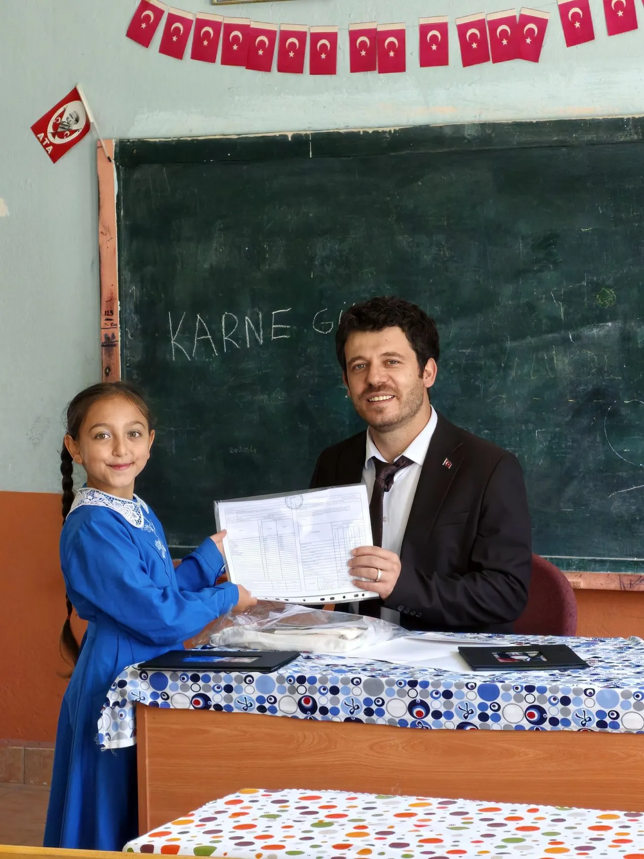 Konya’da bir öğretmen ve bir öğrenci karne heyecanı yaşadı