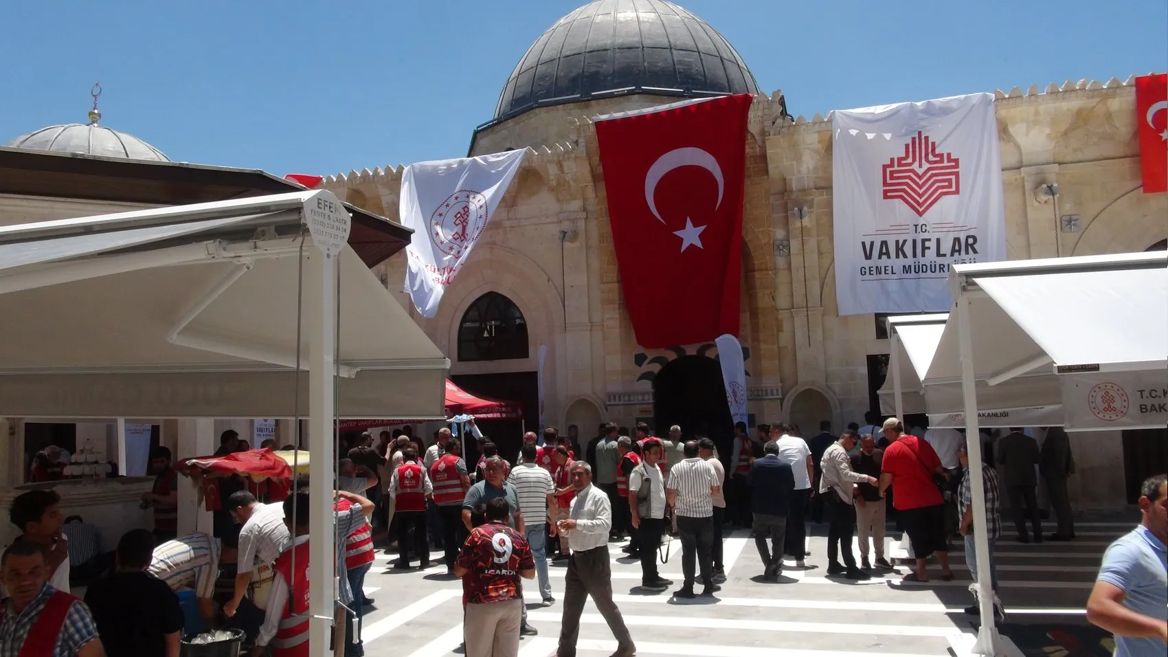 Kilis deprem izlerini siliyor iki cami kapılarını tekrar açtı