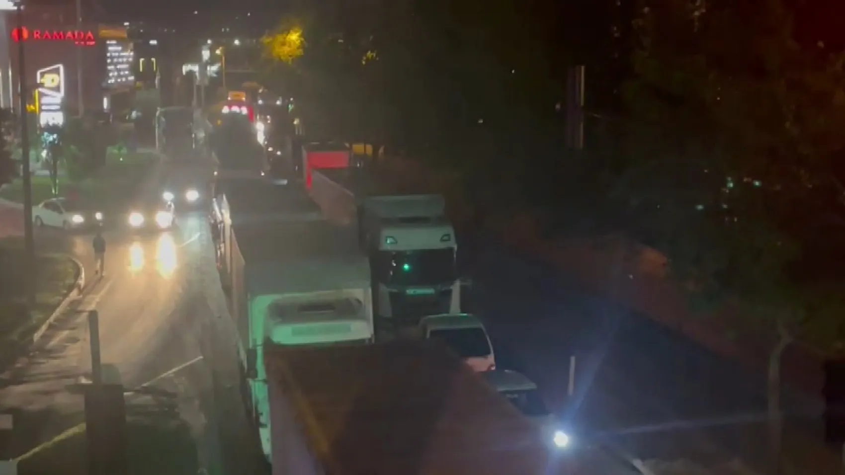 Gemlik yolunda TIR makasladı trafik kilitlendi
