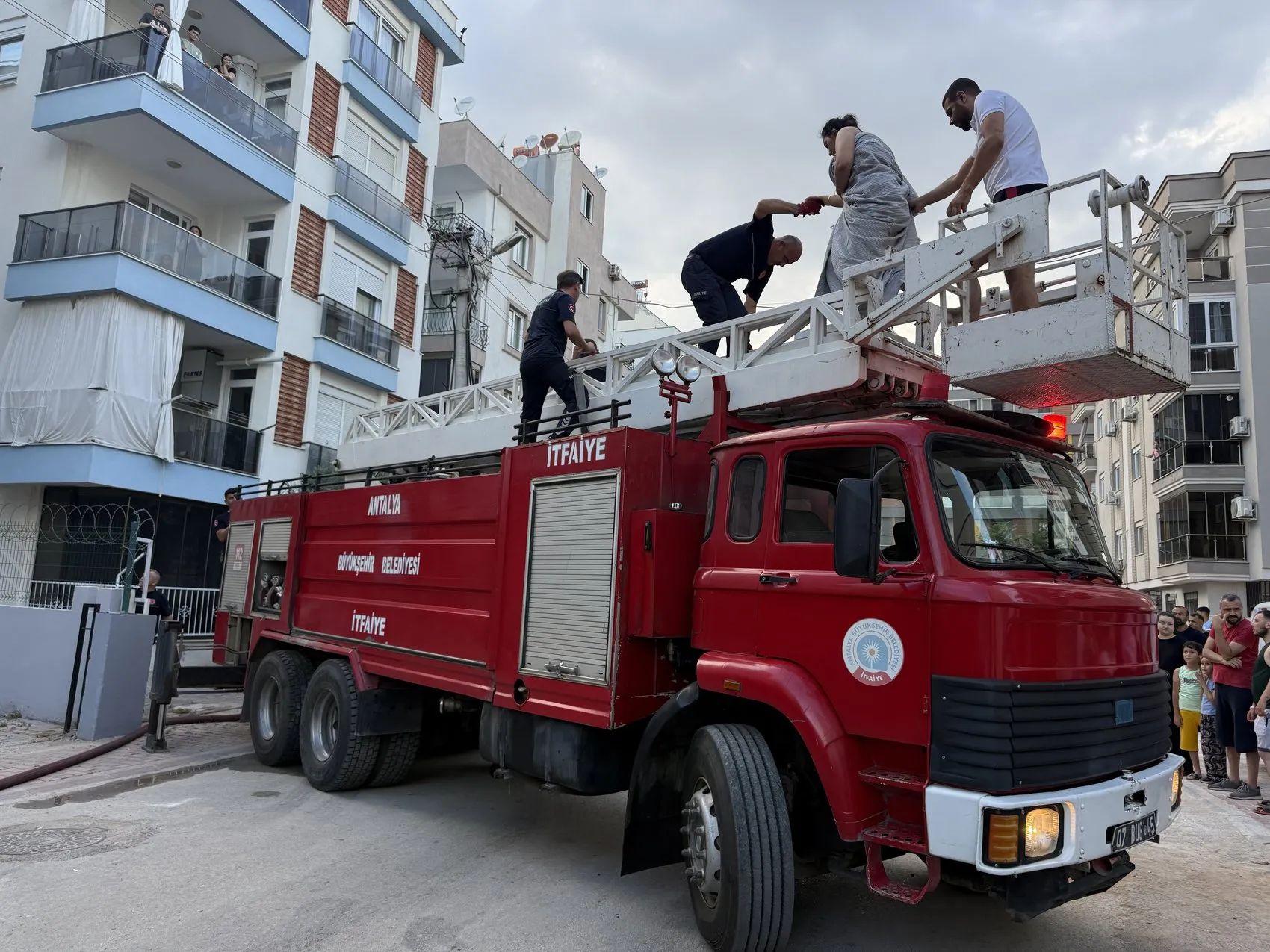 Antalya'da apartman yangını İki kişi pencerelerden kurtarıldı