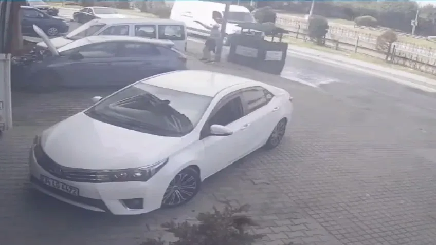 Sultangazi'de bir dükkana düzenlenen silahlı saldırı güvenlik kamerasında
