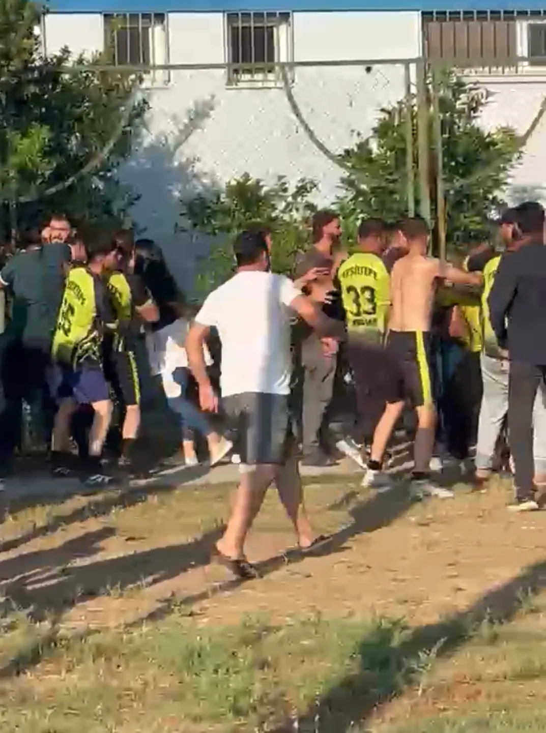 Tarsus’taki amatör maçta taraftarlar birbirine girdi