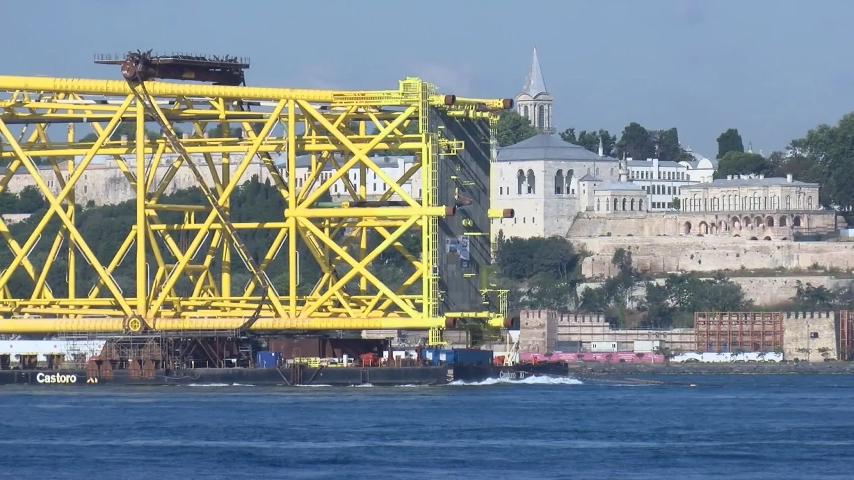 Boğaz trafiğini durduran dev geçiş