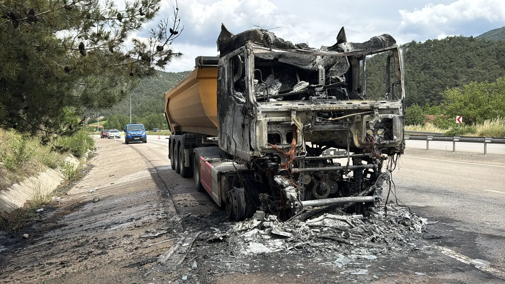 Karabük yolunda seyir halindeki hafriyat kamyonu küle döndü