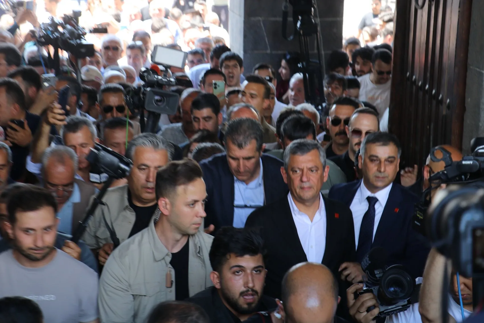 Özgür Özel Diyarbakır'da sokak siyasetini işaret etti