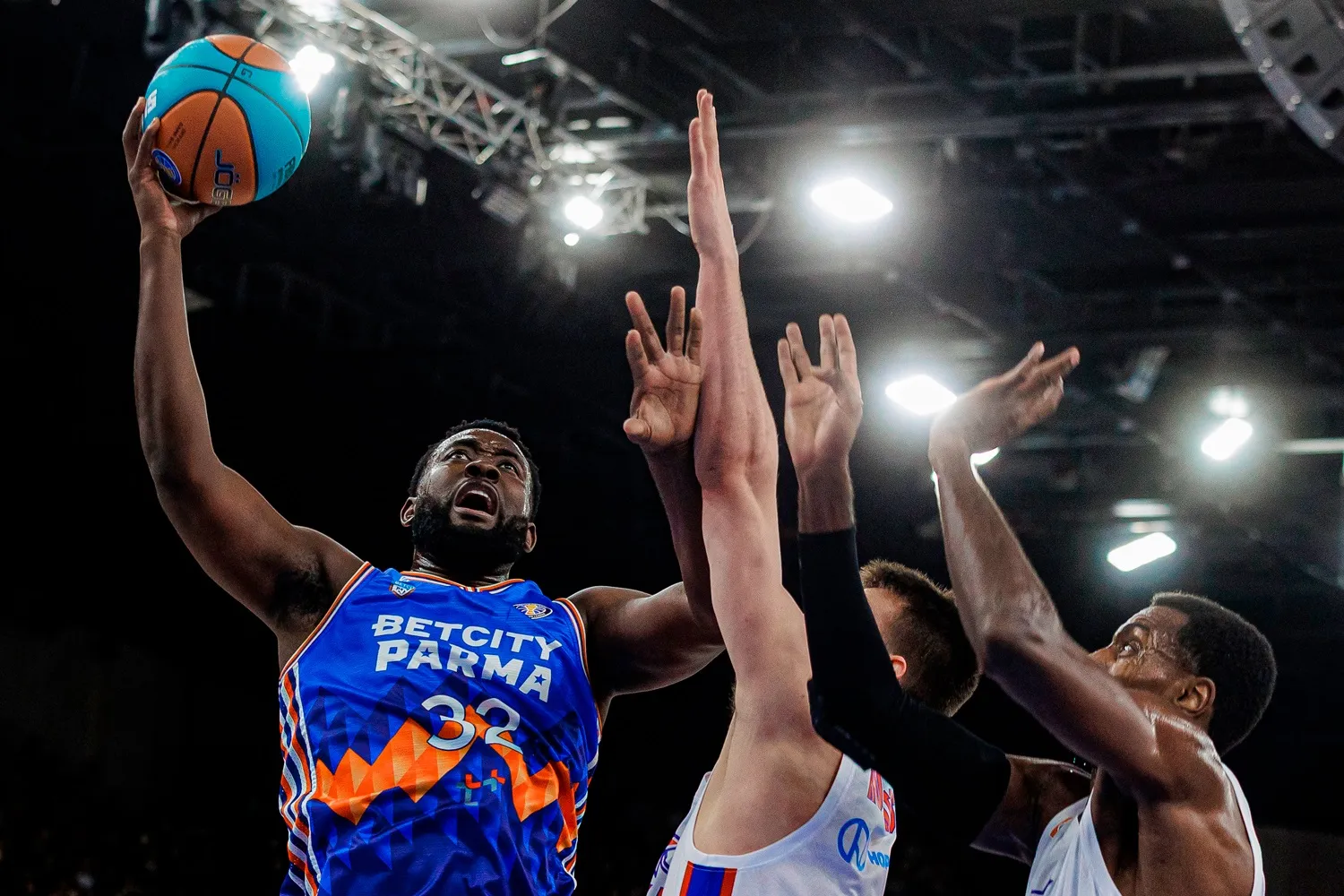 TOFAŞ pota altına tecrübeli pivot Terrell Carter takviyesi yaptı