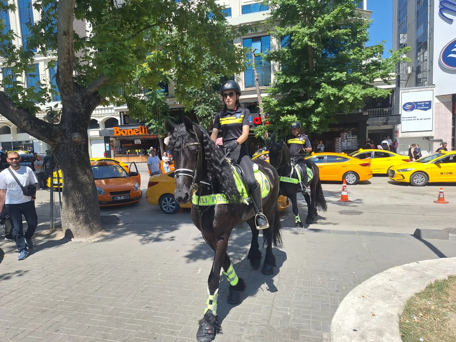 Ankara sokaklarında NATO Zirvesi için atlı polis dönemi