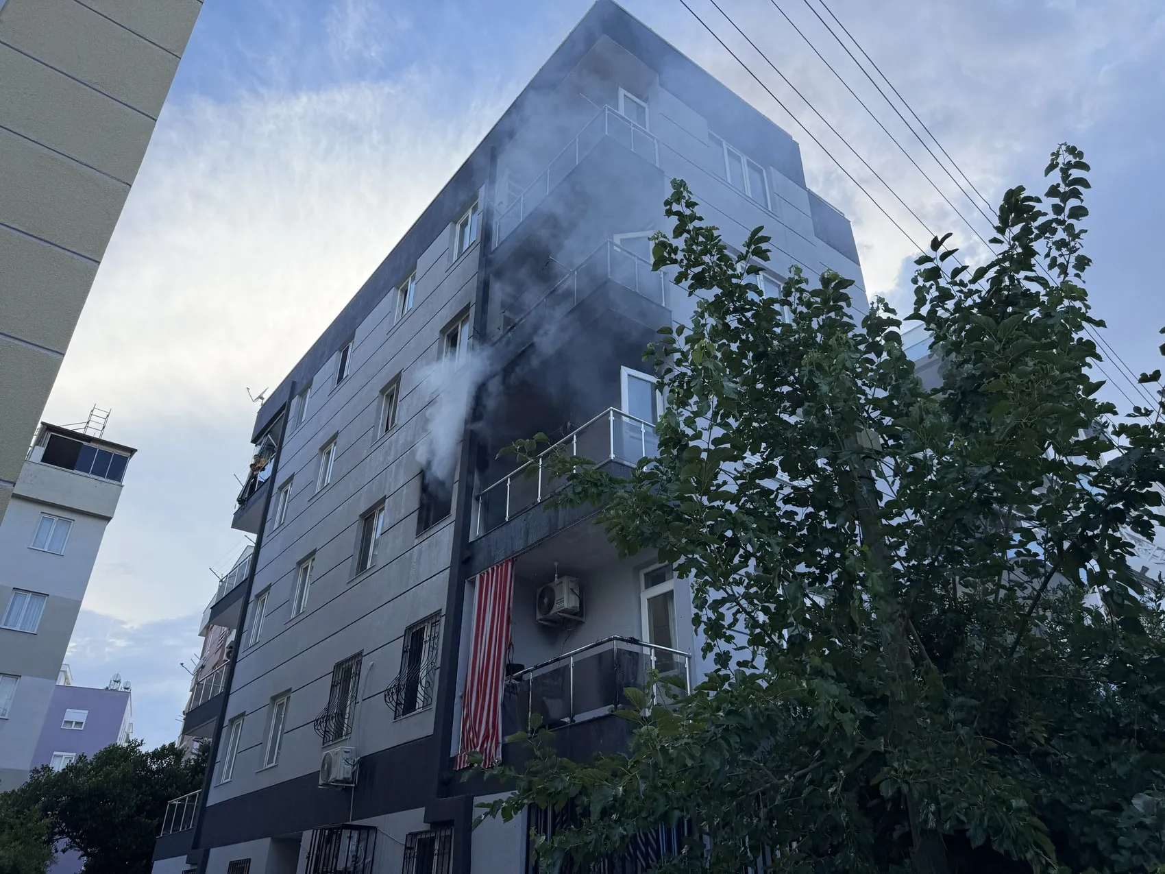 Antalya'da apartman yangını İki kişi pencerelerden kurtarıldı
