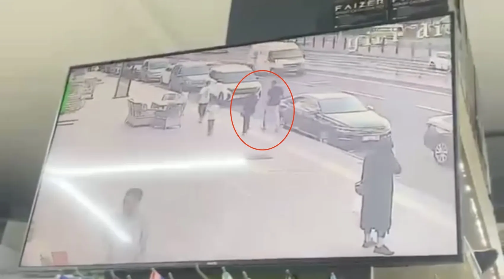 Diyarbakırda yolda bulunan altın bileklik kameraya takıldı