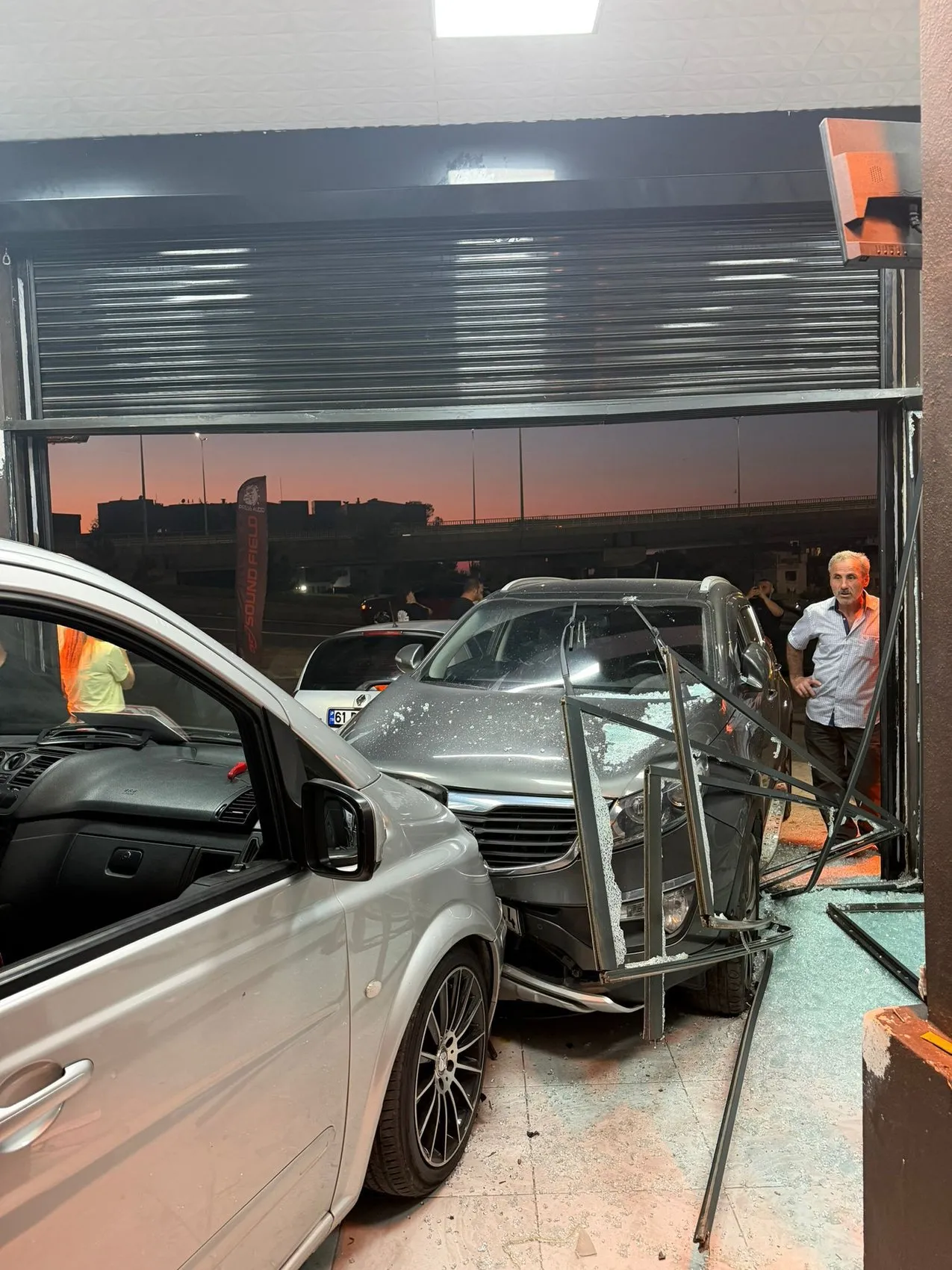 Trabzon’da kontrolden çıkan araç oto aksesuar dükkanına girdi