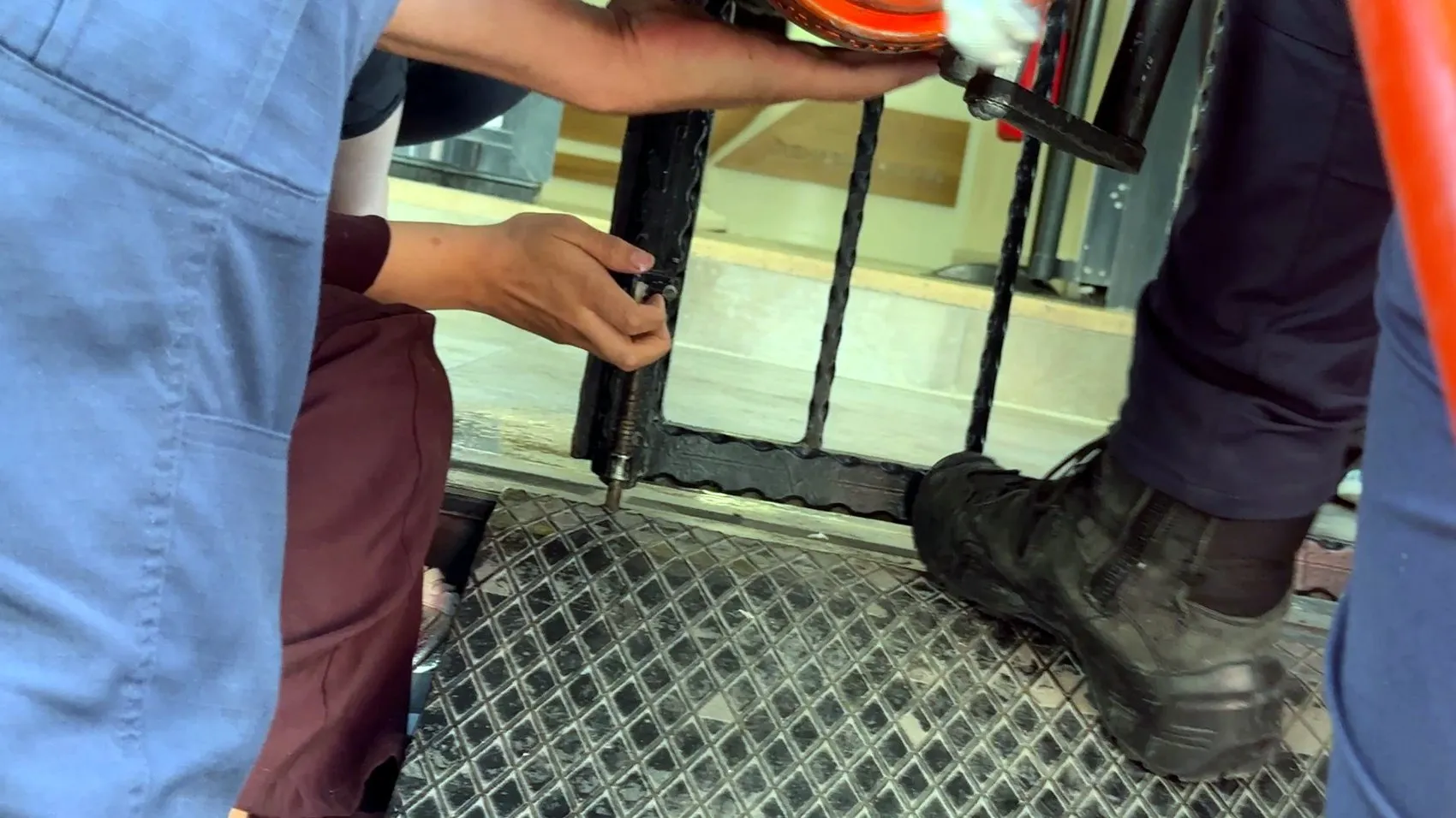 Avcılar’da talihsiz kaza İtfaiye parmağı sıkışan anneyi kurtardı