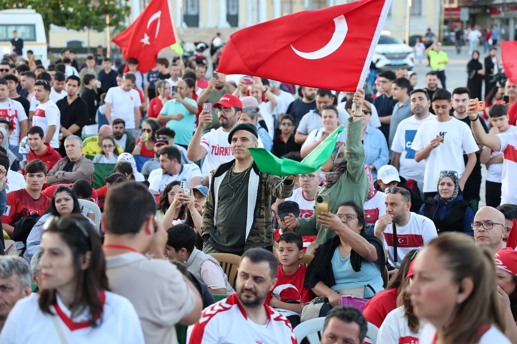İzmir Konak Meydanı milli maçla ayağa kalktı